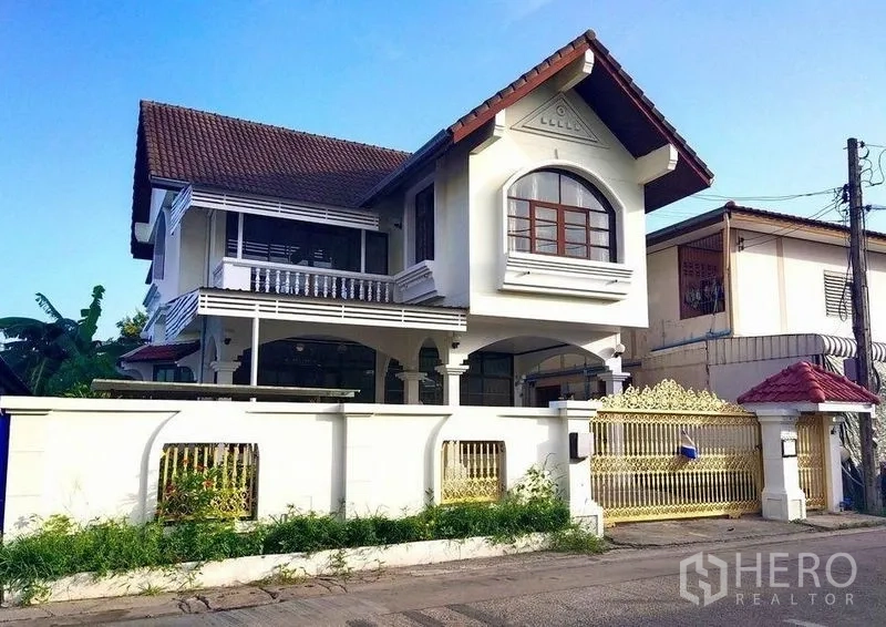 独立式住宅 出租在Khlong Toei, Bangkok - 房屋正面及入户大门视角，白色围墙与红瓦屋顶。