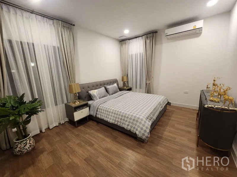 独立式住宅 出租或出售 - 大卧室，环绕窗帘、分体空调和金饰边斗柜