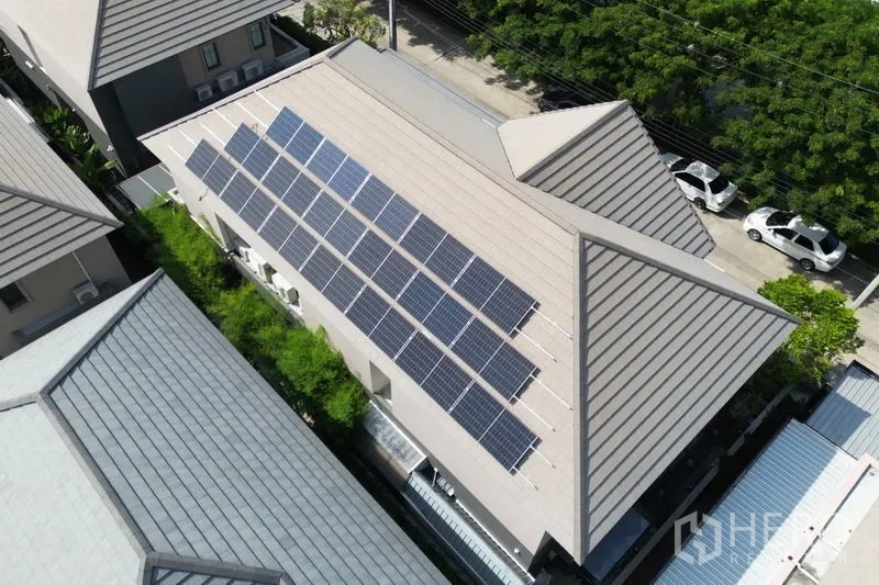 独立式住宅 出售在Pak Kret, Nonthaburi - 俯瞰屋顶，可见多组太阳能板安装。