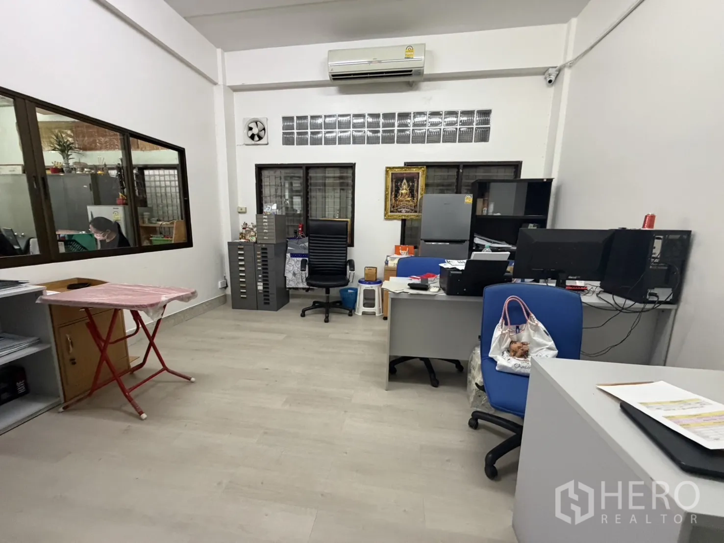 工厂 for rent or sale in Bang Bon, Bangkok - 办公区，玻璃隔断、办公桌椅与空调机。