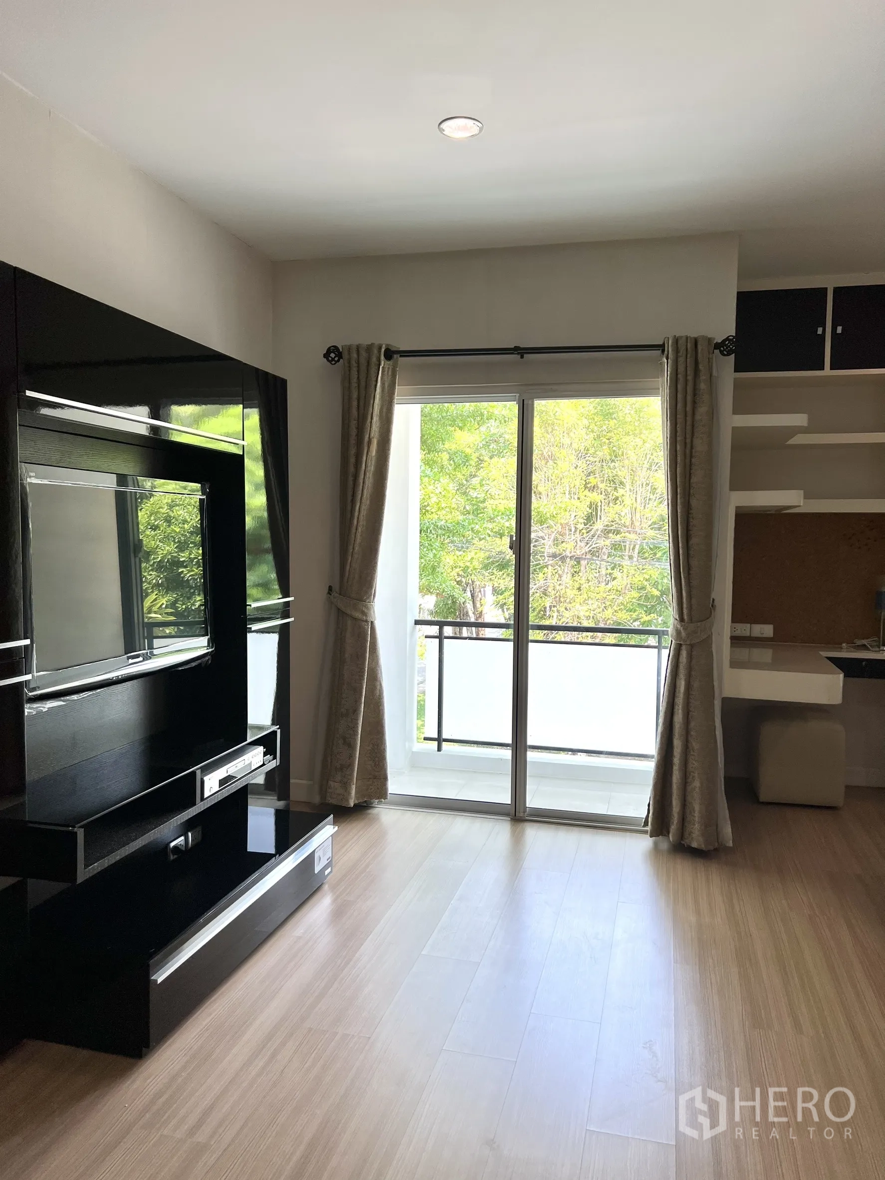 独立式住宅 出租或出售在Saphan Sung, Bangkok - 卧室带电视墙，推拉门通往阳台。