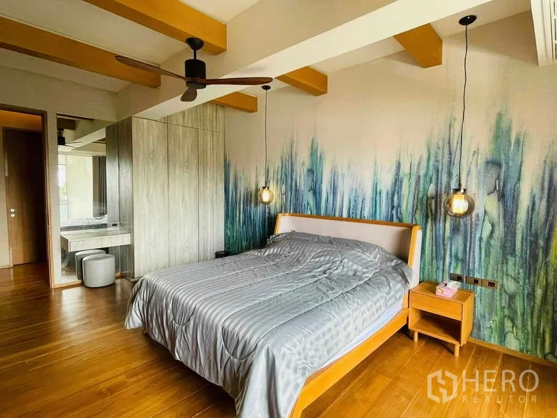 公寓 出租或出售在Watthana, Bangkok - 卧室配蓝绿渐变壁画、外露梁、床头吊灯与内置衣柜。
