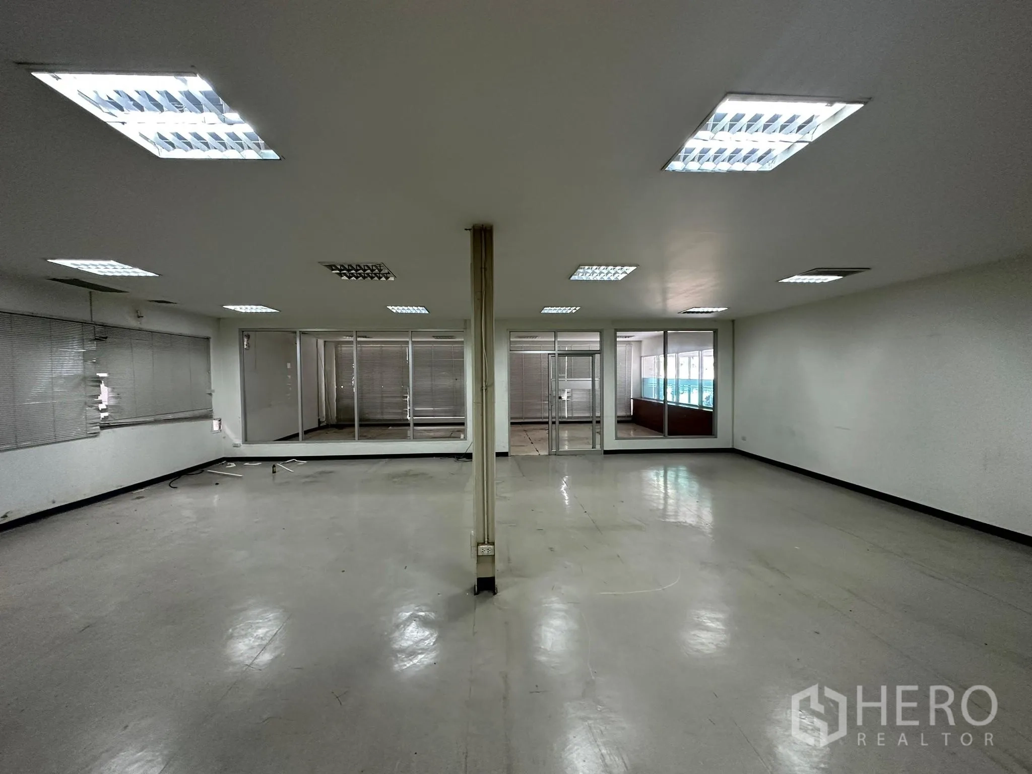 货栈 出租在Huai Khwang, Bangkok - 采光明亮的工作区，乙烯基地面与玻璃隔断。