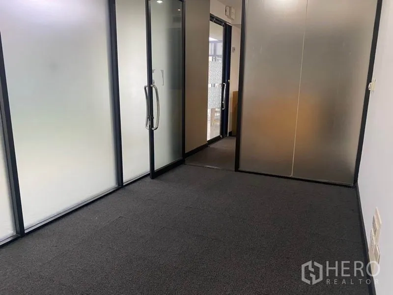 Office Space for rent in Din Daeng, Bangkok - Corridor with frosted glass doors leading to meeting rooms.