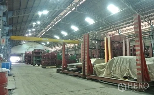 工厂 出售在Bang Phli, Samut Prakan - 工业存储区，立体货架与行车。