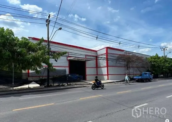 คลังสินค้า ให้เช่าในSai Mai, Bangkok - ด้านหน้าโกดังติดถนนสายหลัก ทางเข้าและลานจอดกว้าง