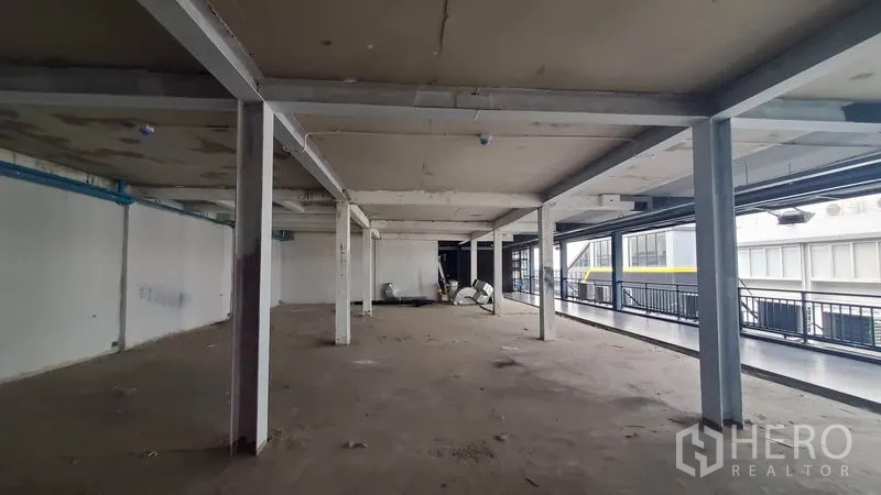 办公空间 出租在Phaya Thai, Bangkok - 深进深开放式楼层，沿外部走道的落地窗带来自然采光。