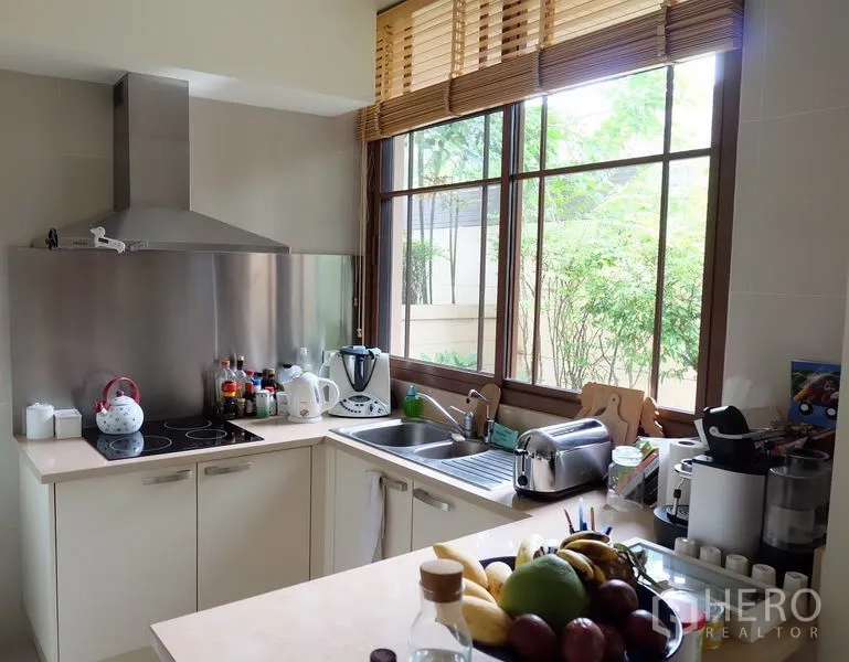 บ้าน ให้เช่าในWatthana, Bangkok - ครัวมุมหน้าต่างบานใหญ่ เครื่องดูดควันสแตนเลส อ่างล้างจาน และเครื่องใช้ไฟฟ้าขนาดเล็ก