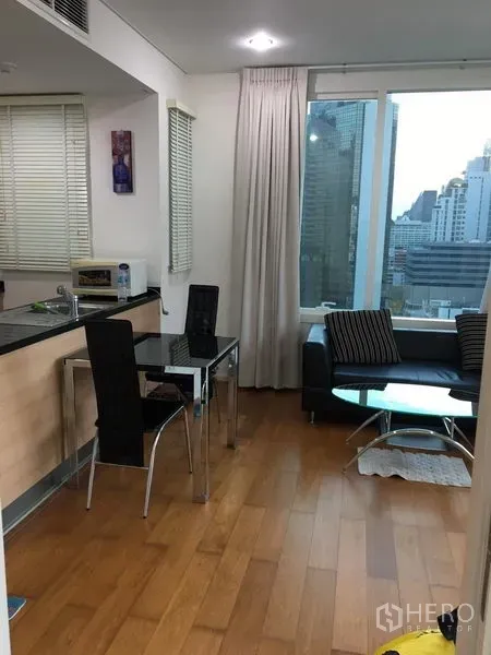 คอนโด ให้เช่าในWatthana, Bangkok - โถงนั่งเล่นและรับประทานอาหารแบบโอเพน พร้อมพื้นไม้และวิวเมือง