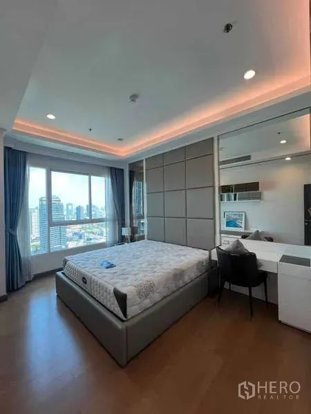 公寓 出租在Ratchathewi, Bangkok - 采光充足的卧室，落地窗城市景观，配内置书桌。