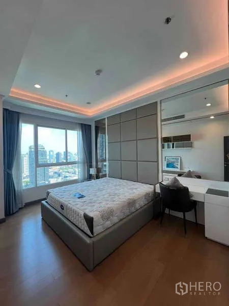 公寓 出租在Ratchathewi, Bangkok - 采光充足的卧室，落地窗城市景观，配内置书桌。