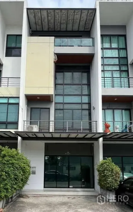带办公室的家 出租在Bueng Kum, Bangkok - 现代多层家居办公楼外立面，通高玻璃窗、阳台与入户绿化。