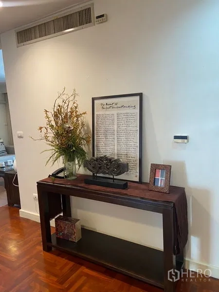 公寓 出租在Pathum Wan, Bangkok - 入口处的陈列桌与装饰品，木地板。