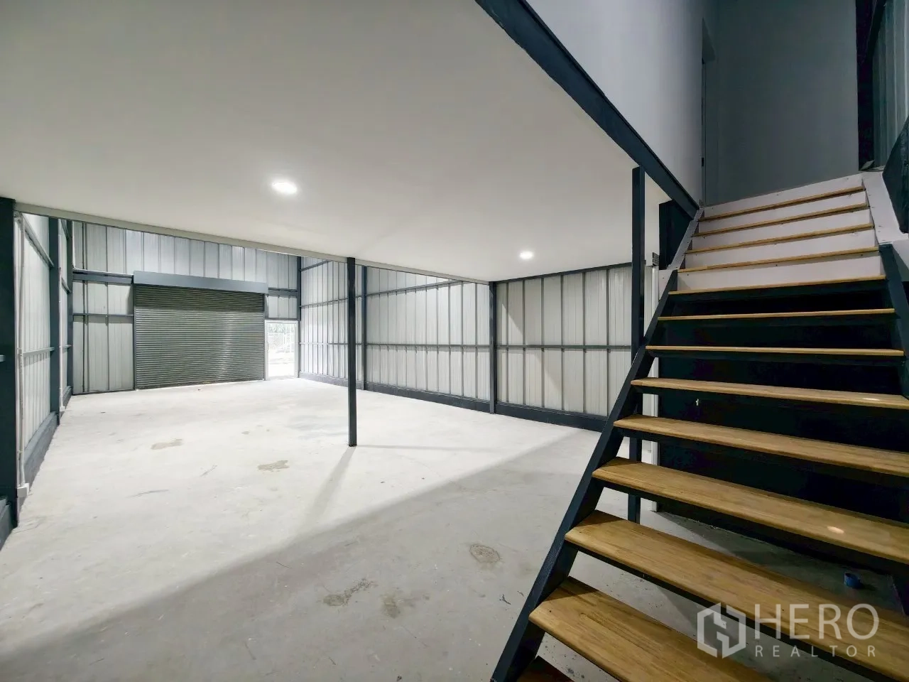 货栈 出租在Phra Khanong, Bangkok - 通往夹层办公室的楼梯，俯瞰仓库作业区。