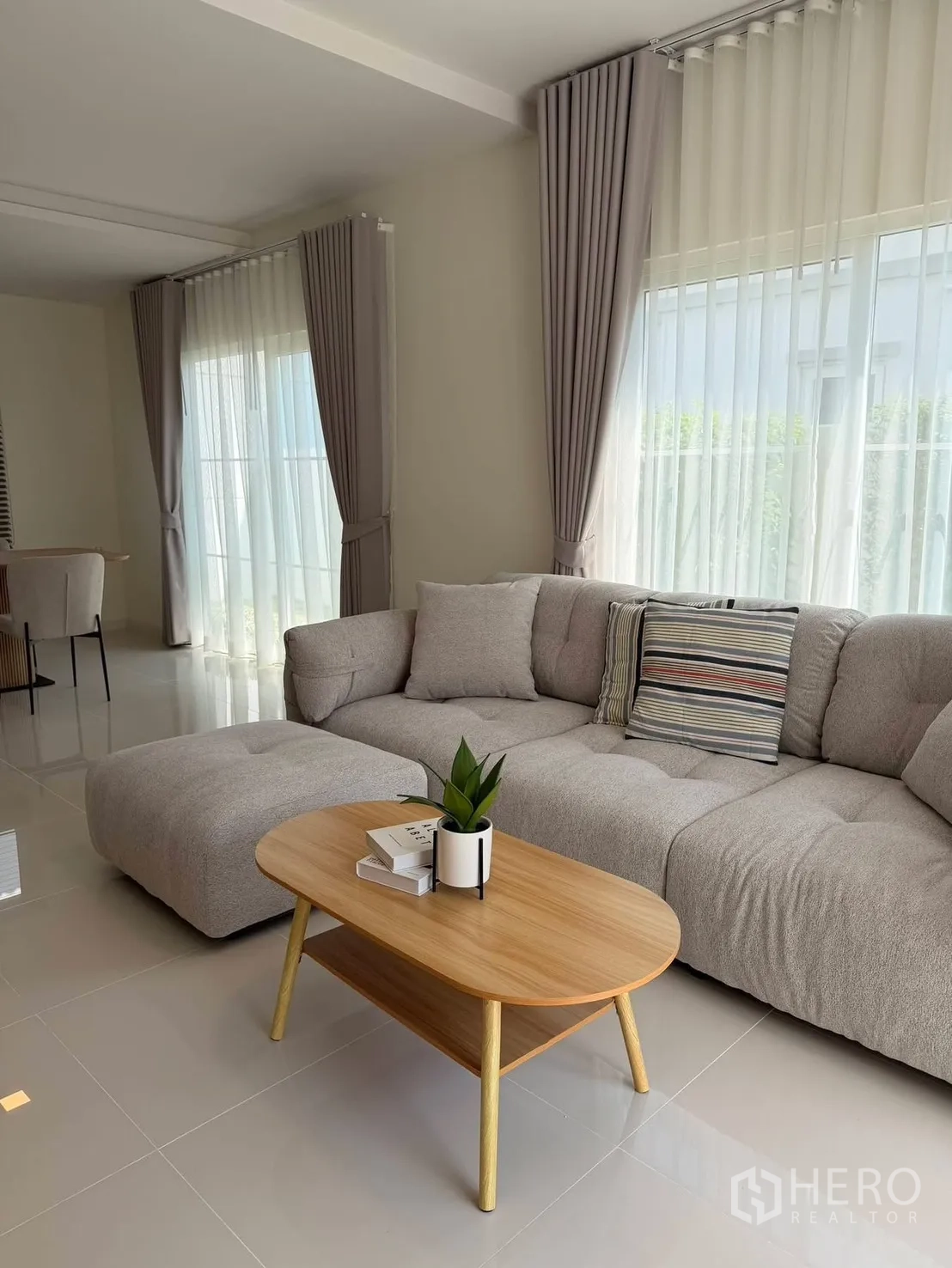Detached House for rent in Bang Phli, Samut Prakan - Cozy lounge area with sectional sofa, coffee table and full-height curtains.