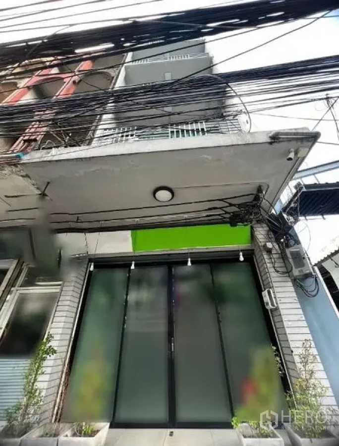 อาคารพาณิชย์ ให้เช่าในWatthana, Bangkok - ด้านหน้าอาคารพาณิชย์ ประตูกระจกบานเลื่อนฝ้าและระเบียง