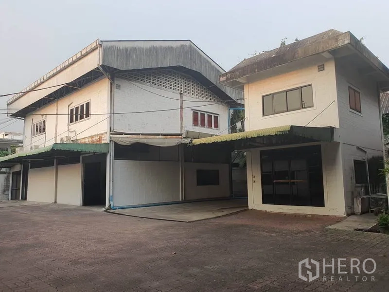 Home Office for rent in Watthana, Bangkok - Separate warehouse and office blocks with covered loading area