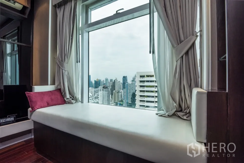 คอนโด ให้เช่าในRatchathewi, Bangkok - ที่นั่งริมหน้าต่างชมวิวสกายไลน์กรุงเทพฯ จากคอนโดไฮไรส์