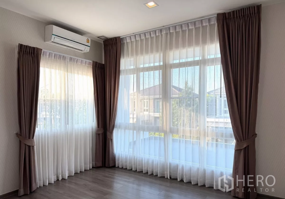独立式住宅 出租在Prawet, Bangkok - 宽敞空房卧室，带临阳台的大窗与窗帘