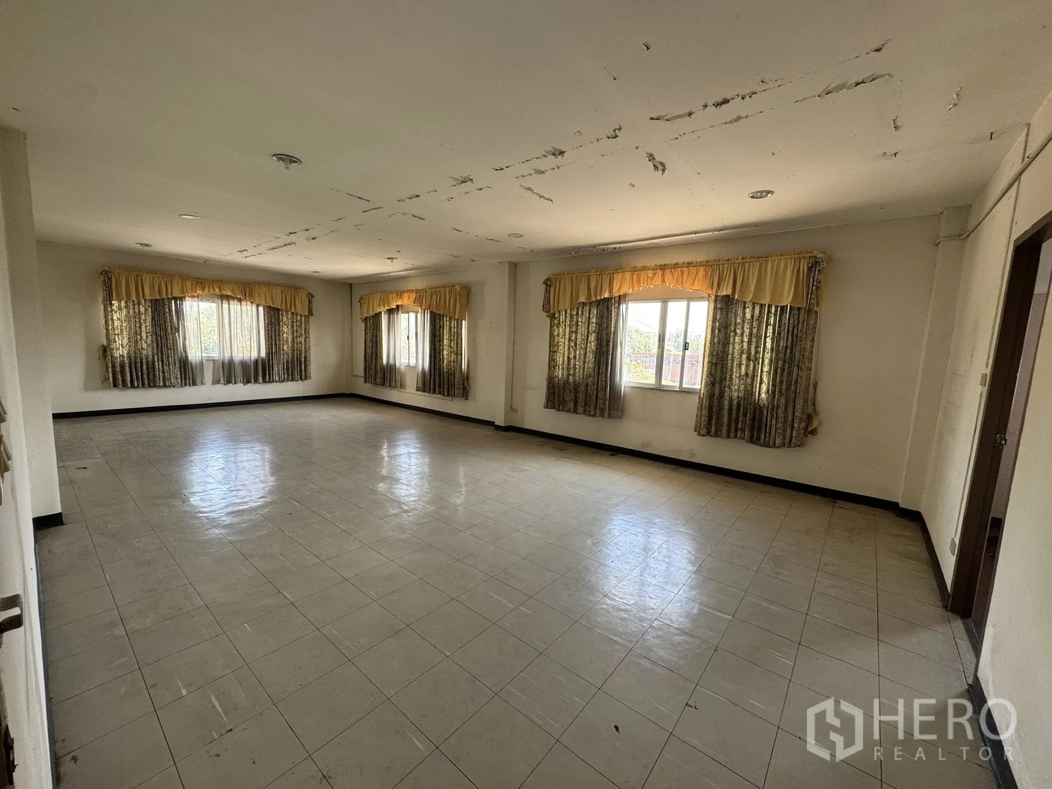 คลังสินค้า for rent in Mueang Samut Sakhon, Samut Sakhon - ห้องโถงโล่ง ผ้าม่านสีเหลือง พื้นกระเบื้องกว้าง