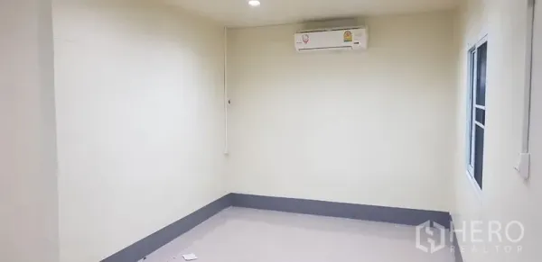 คลังสินค้า ให้เช่าในBang Phli, Samut Prakan - ห้องออฟฟิศภายในโกดัง ติดเครื่องปรับอากาศ พื้นกระเบื้องและหน้าต่าง