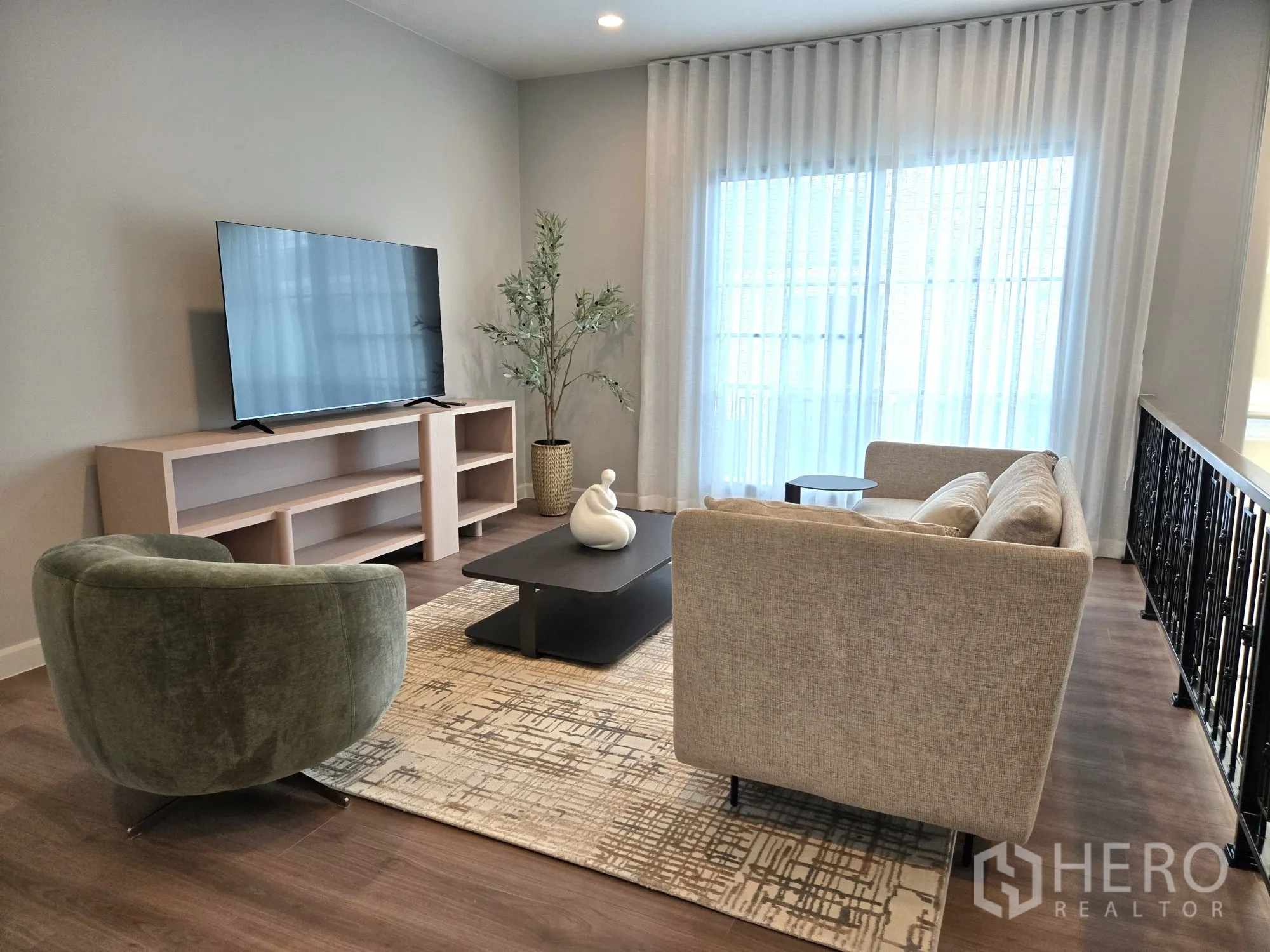 บ้าน ให้เช่าในBang Phli, Samut Prakan - มุมมองอีกด้านของห้องนั่งเล่นชั้นบนพร้อมชั้นวางทีวี