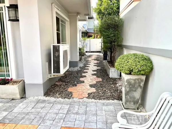 บ้าน ขายในSamut Prakan - ทางเดินข้างบ้านปูแผ่นทางเดินบนกรวด มีพุ่มไม้ตัดแต่งตลอดแนว