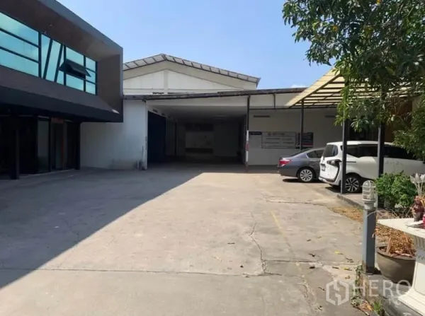 货栈 出租在Samut Prakan - Bang Sao Thong仓库园区，宽阔混凝土场地，带顶装卸区及玻璃立面办公楼。