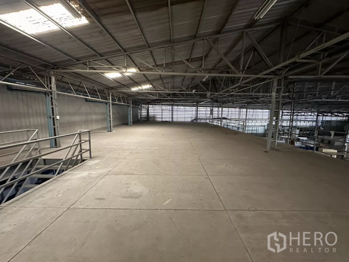 Warehouse for rent in Yan Nawa, Bangkok - Large open mezzanine platform with stairs and high roof trusses.