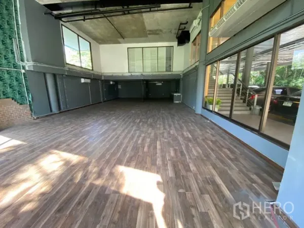 零售空间 出租在Watthana, Bangkok - 开放式零售区，落地玻璃与夹层。