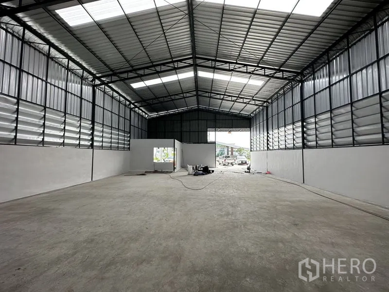 货栈 出租在Lam Luk Ka, Pathum Thani - 仓库内部整片净空区域，面向主卷闸门和装卸位。