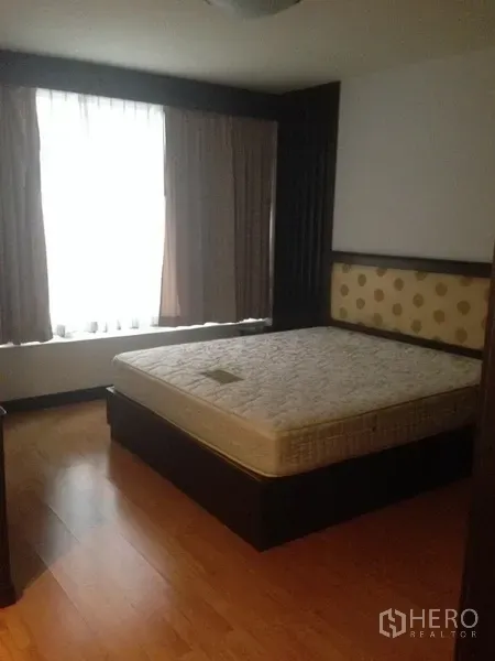 คอนโด ให้เช่าในPathum Wan, Bangkok - ห้องนอนหลักมีหน้าต่างบานใหญ่ พื้นไม้ และหัวเตียงบุผ้า