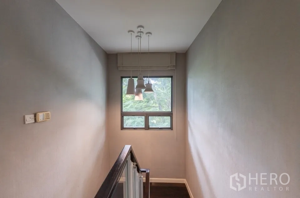 独栋房屋 for rent or sale in Bang Kapi, Bangkok - 楼梯平台，吊灯与窗户。