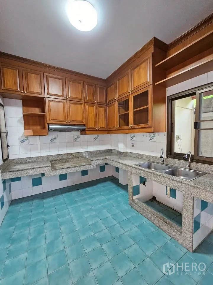 带办公室的家 for rent in Wang Thonglang, Bangkok - U形厨房，花岗岩台面，木柜，瓷砖墙与双水槽。