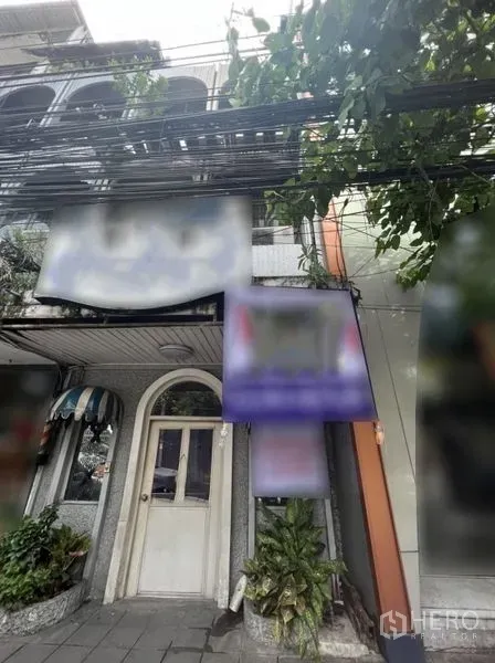 อาคารพาณิชย์ ให้เช่าในWatthana, Bangkok - อาคารพาณิชย์ติดถนนย่านเอกมัย วัฒนา ด้านหน้าโค้งป้ายและต้นไม้เลื้อย