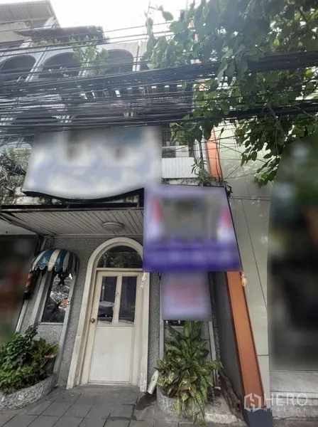 อาคารพาณิชย์ ให้เช่าในWatthana, Bangkok - อาคารพาณิชย์ติดถนนย่านเอกมัย วัฒนา ด้านหน้าโค้งป้ายและต้นไม้เลื้อย