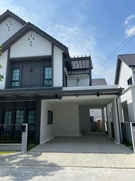 独立式住宅 出租在Bang Phli, Samut Prakan - 房前双车位有顶车棚与入户车道。
