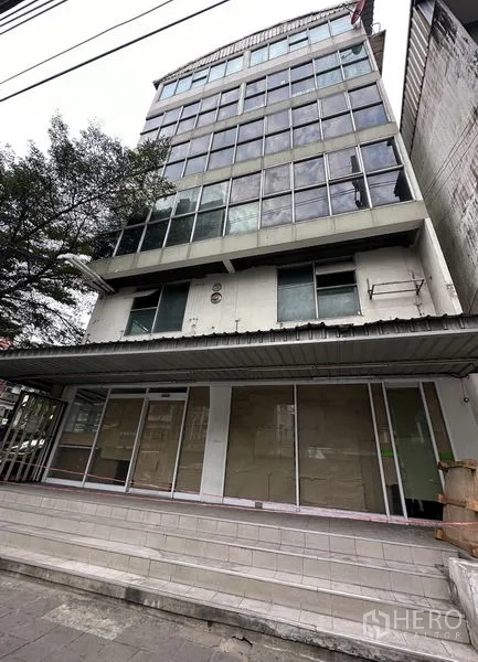 Retail Space for rent in Khlong Toei, Bangkok - Multi-storey commercial building with ground-floor shopfront and raised entry steps in Khlong Toei, Bangkok.