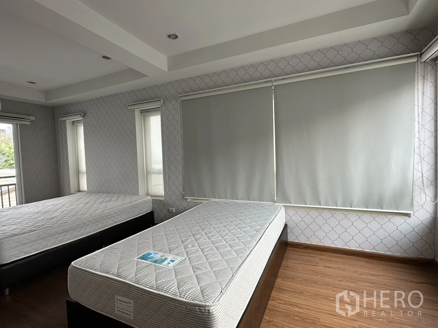 โฮมออฟฟิศ for rent in Watthana, Bangkok - ห้องนอนมีที่นอนสองหลัง มู่ลี่บังแสงขนาดใหญ่ และฝ้าหลุม