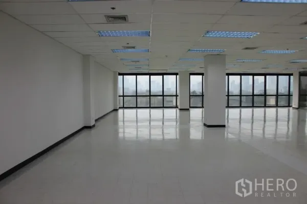 办公空间 出租在Watthana, Bangkok - 宽敞的开放式办公楼层，格栅吊顶与整面窗户。