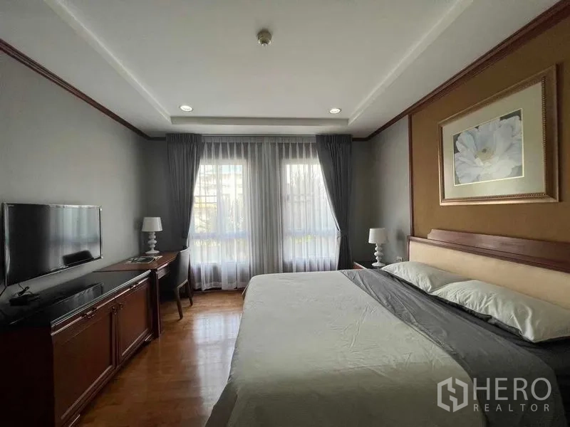 公寓 出租或出售在Watthana, Bangkok - 宽敞卧室，特大床、电视柜、书桌与大窗帘