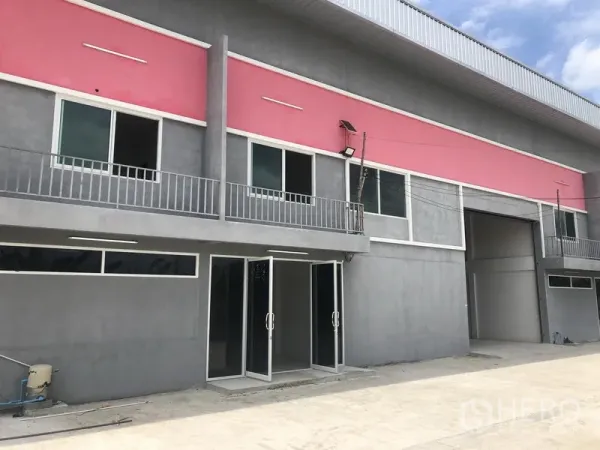 โรงงาน ให้เช่าในSai Noi, Nonthaburi - อาคารโรงงานสไตล์โมเดิร์น แถบสีชมพู ประตูกระจก ระเบียง และช่องโหลดสูง