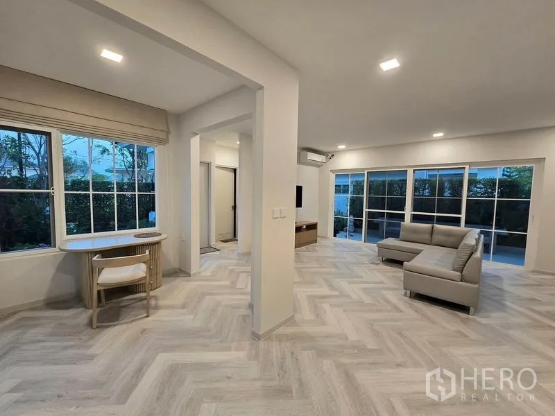 Detached House for rent in Bang Phli, Samut Prakan - Bright family area facing the garden with study nook and TV wall.