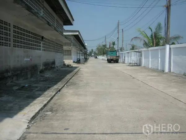 คลังสินค้า ให้เช่าในMin Buri, Bangkok - ถนนคอนกรีตกว้างข้างอาคารโกดัง พร้อมสายไฟและทางรถบรรทุกในโครงการรั้วรอบขอบชิด