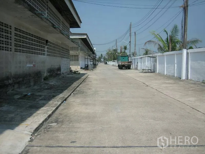 คลังสินค้า ให้เช่าในMin Buri, Bangkok - ถนนคอนกรีตกว้างข้างอาคารโกดัง พร้อมสายไฟและทางรถบรรทุกในโครงการรั้วรอบขอบชิด