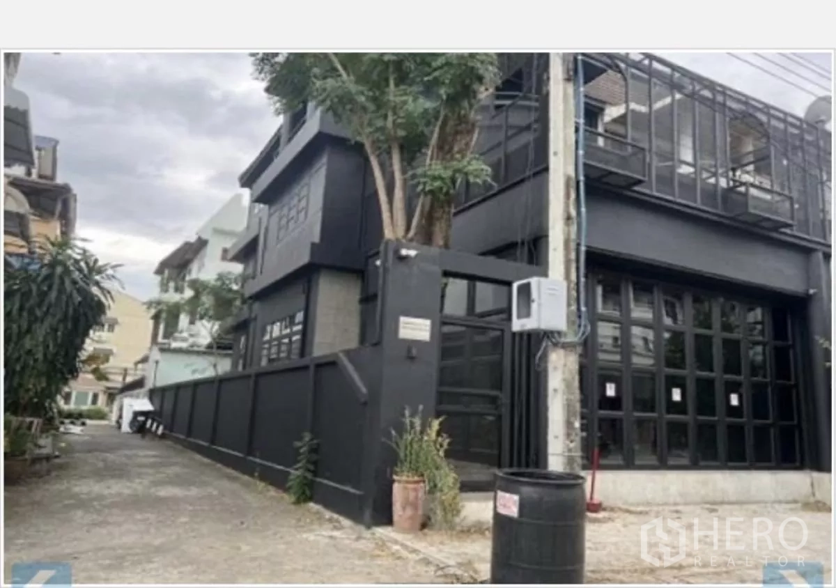 带办公室的家 出租在Wang Thonglang, Bangkok - 黑色现代联排外立面，带门禁与大面积玻璃。