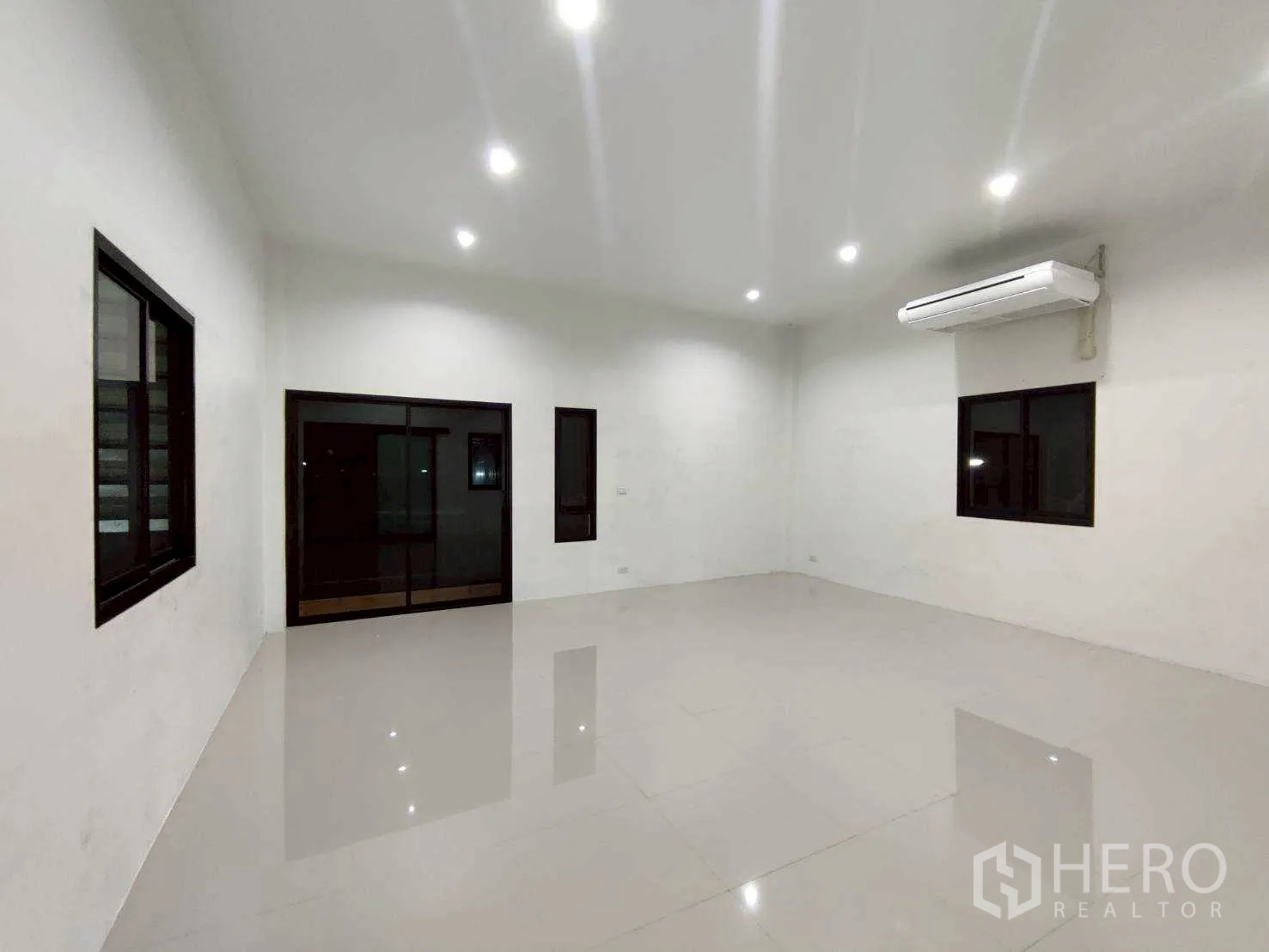 Warehouse for rent in Lam Luk Ka, Pathum Thani - Corner office view with sliding door to mezzanine walkway and large windows.