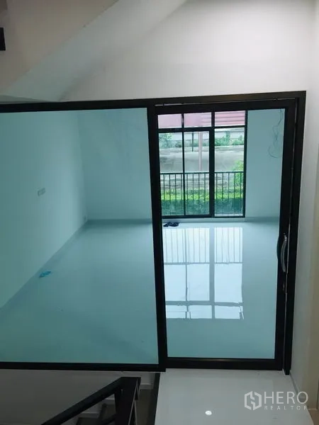 带办公室的家 出租在Wang Thonglang, Bangkok - 推拉玻璃门通向带落地窗与小阳台的房间