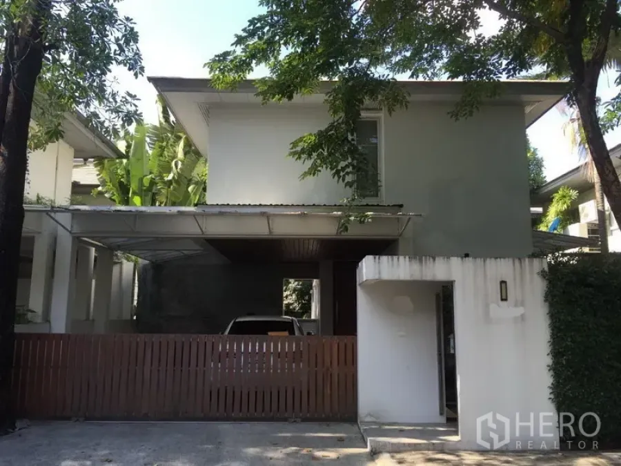 Detached House for rent in Wang Thonglang, Bangkok - Two-storey detached house with gated carport shaded by trees