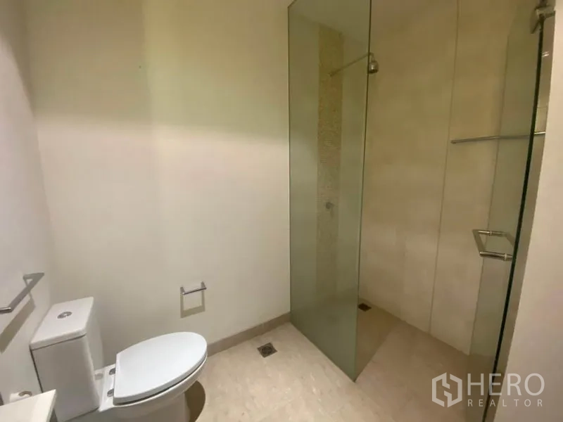 公寓 出租在Yan Nawa, Bangkok - 卫浴设玻璃淋浴间与坐便器。